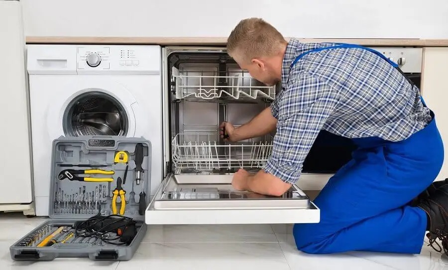 Kızılcahamam Sunny servisi teknisyen ekibi beyaz eşya tamiri yaparken